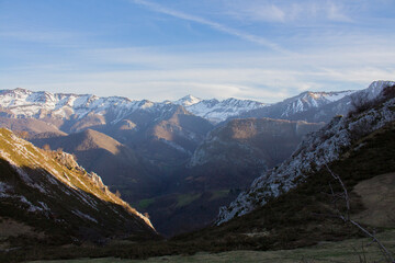 Montañas nevadas del norte de España