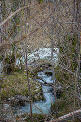 Rio y piedras entre las verdes montañas