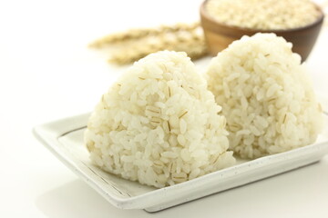 麦ごはんのおにぎり
