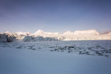 Lodowcowy krajobraz Arktyki © blackspeed