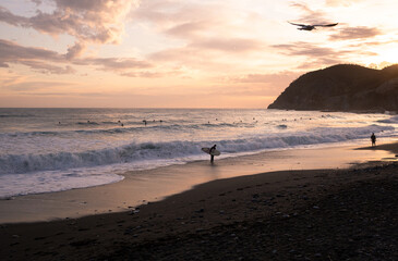 Fototapeta na wymiar tramonto mare surf levanto liguria mareggiata nuvole