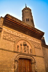 Obraz premium Side door on Calle San Blas and tower of the church of San Pablo in the neighborhood of el Gancho in Saragossa, Spain.