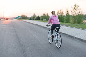 Fototapeta premium Сourier ride on fixed bike