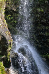 岩場に豪快に打ち付ける滝水　樽の滝（高知県高知市） 