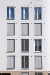 weiße Fenster mit heruntergezogenen Rolläden an einer weissen Hauswand, Bremen, Deutschland, Europa