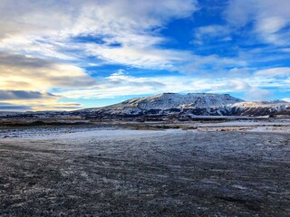アイスランドの雪山が壮大な美しい風景