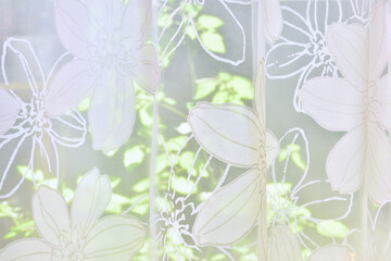 レースカーテンと外の緑