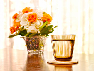 水の入ったグラスと花が置かれたテーブル