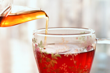 ティータイムと注がれる紅茶