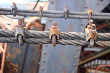 alte verrostete drahtseilklemme zum sichern von drahtseilen