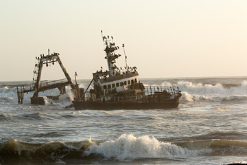 Barco encallado en costa de los esqueletos, Namibia