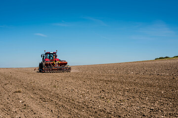 Obraz premium joli paysage rural avec un agriculteur au travail