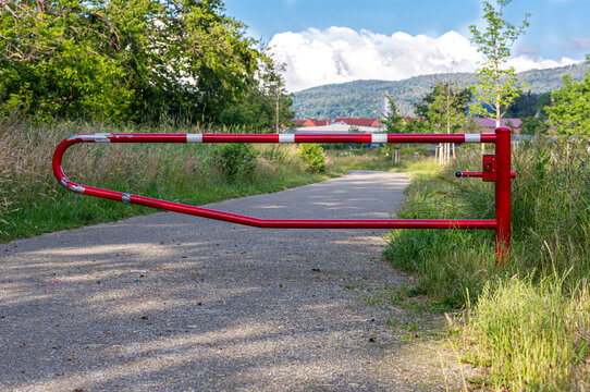 Zamknieta droga. Opuszczony szlaban.  Zakaz wjazdu. Lesna droga.