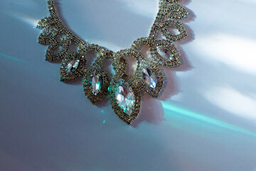 Collar de diamantes con rayos de luz de colores