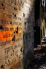 ślady po wystrałach z czasów drugiej wojny na cmentarzu żydowskim
