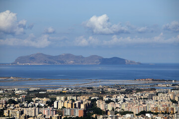 Veduta dall&rsquo;alto dell&rsquo;isola di Favignana e della citt&agrave; di Trapani