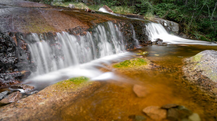 Wodospad kaskadowy w kanionie Kjøsterudjuvet w okolicy Drammen