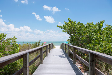 Obraz premium Boardwalk Leading to White Sandy Beach on the Emerald Coast of Florida 
