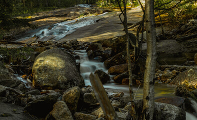 Wodospad kaskadowy w kanionie Kjøsterudjuvet w okolicy Drammen