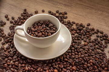 Fototapeta na wymiar roasted coffee beans, mugs,wood background