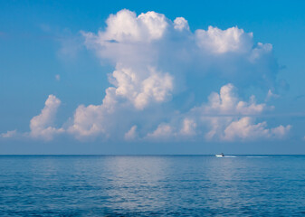 Fototapeta na wymiar Hot cloudy sky over the Black Sea