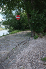 Ramp on the bank of the Rhine in one direction only