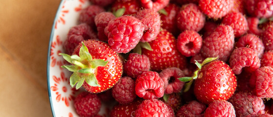 Bannière d'une assiette de fraises et de framboises fraîches dans une cuisine