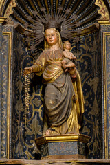 Obraz premium retablo barroco de la Mare de Déu del Roser, Iglesia de Sant Joan Baptista, siglo XVII, Estellencs, Serra de Tramuntana, Mallorca, balearic islands, Spain