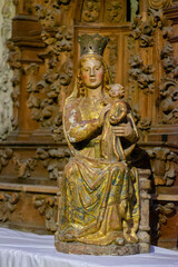 Fototapeta na wymiar Virgen gótica sedente con el Niño en brazos, Capilla de la Virgen de la Cabeza, Catedral de la Asunción de la Virgen, Salamanca, comunidad autónoma de Castilla y León, Spain