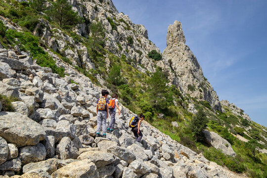 escursionistas ascendiendo al Puig de Galatz&oacute;,1.027 m, Paraje natural de la Serra de Tramuntana, Mallorca, balearic islands, Spain
