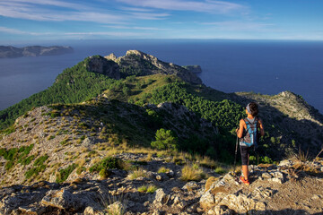 escursionista observando Penya Roja -Penya des Migdia-, área natural de la Victòria, Alcúdia, ...