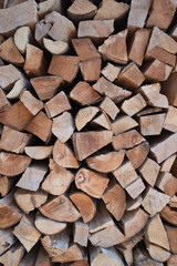 Holz - Brennholz gestapelt - Hochformat