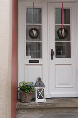 Tür eines alten Hauses in den engen Gassen des historischen Altstadtviertel Schnoor in Bremen