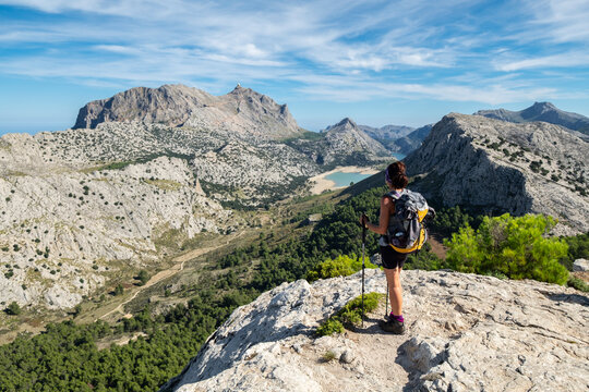 escursionista contemplando el valle de Binimorat y el Puig Major, Paraje natural de la Serra de Tramuntana, Mallorca, balearic islands, Spain