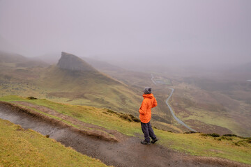 Fototapeta premium senderista, valle de Quiraing, Skye, Highlands, Escocia, Reino Unido