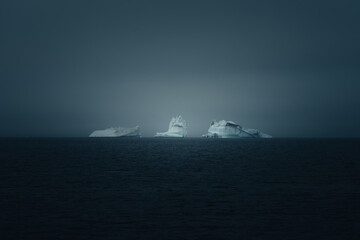 Icebergs dans la baie de Disko, Groenland.