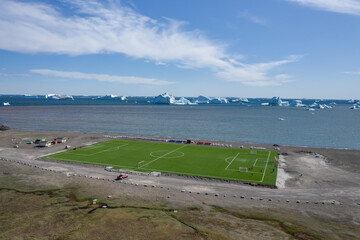 Terrain de football synthétique à Qeqertasuaq, Groenland. © Romain Farge