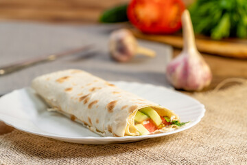 roll with tomatoes, cucumbers, garlic and herbs