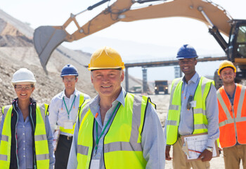 Business people standing in quarry - obrazy, fototapety, plakaty