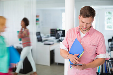 Obraz premium Businessman using digital tablet in office