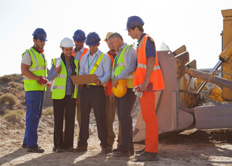 Workers and business people talking on site - obrazy, fototapety, plakaty