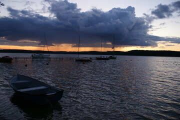 Fototapeta na wymiar Zachód słońca nad jeziorem Plusznym