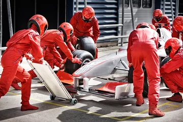 Afwasbaar Fotobehang Formule 1 Raceteam aan het werk bij pitstop