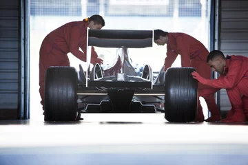 Photo sur Plexiglas F1 Racing team working in garage