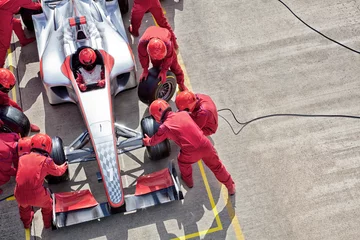 Foto op Plexiglas Formule 1 Raceteam aan het werk bij pitstop