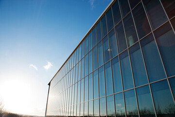 Obraz na płótnie Canvas Blue sky reflected in modern building