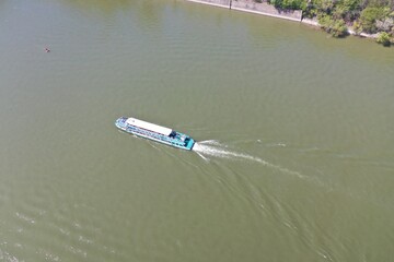 Obraz premium landscape, moody cloud, ray of sunshine, a ray of sunshine, a ray of hope, hope, hope is ahead, light in darkness, moody cloud, river, reflection, danube, Budapest, city, mountain summer, spring, 