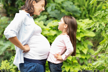 Girl bumping pregnant mother‚Äôs belly