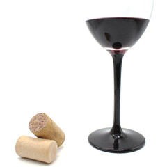 Copa de vino tinto con corcho en fondo blanco