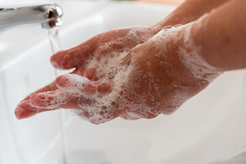 lavado de manos exhaustivo para prevenir con jabón y agua las infecciones por covid-19 y otros...